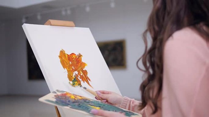 艺术家，画家用油画绘画。4K。