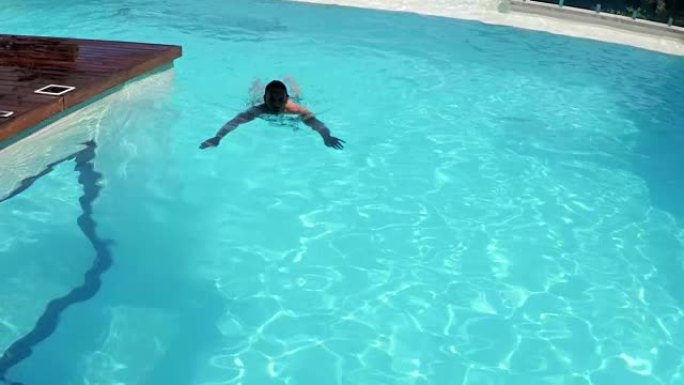 男子在游泳池游泳