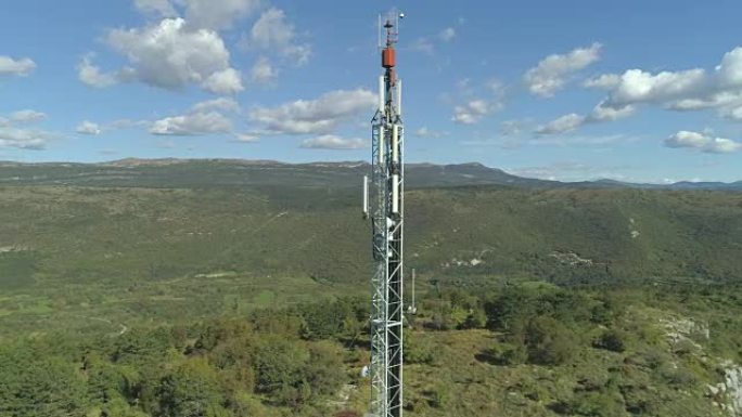 空中: 高高的GSM天线塔在晴天笼罩着喀斯特景观。