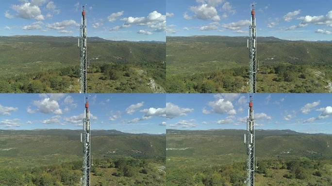 空中: 高高的GSM天线塔在晴天笼罩着喀斯特景观。
