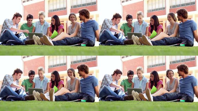 同学们坐在草地上聊天