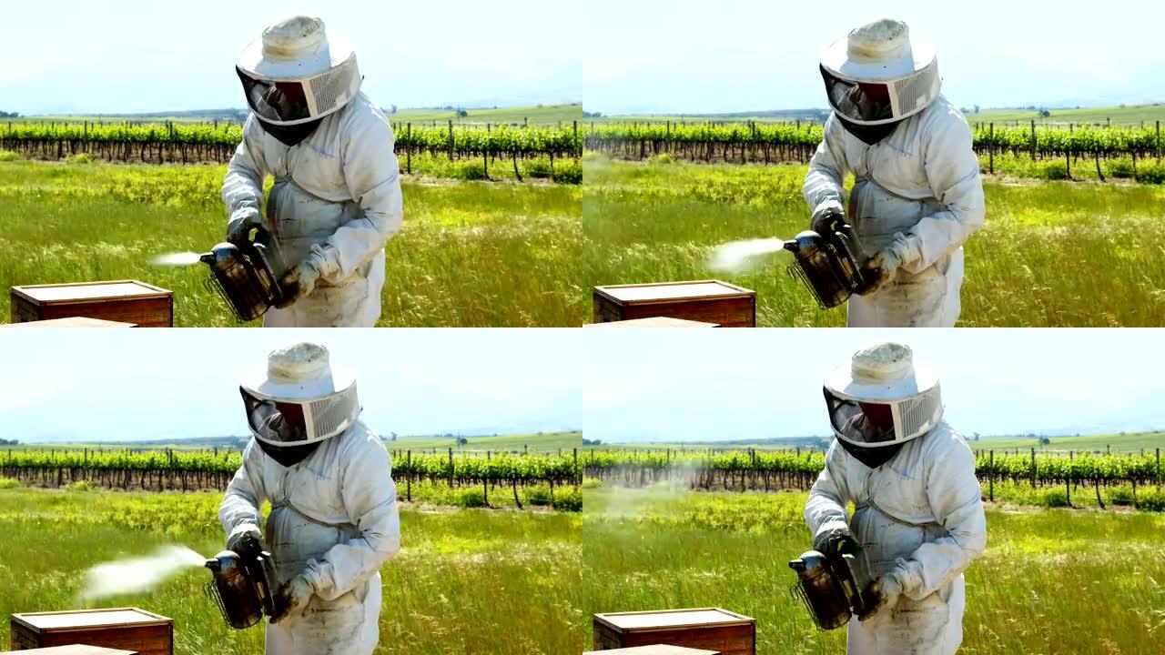 养蜂人在蜂巢外抽烟