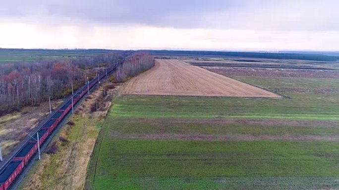 一列满满的煤火车向地平线移动。