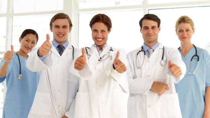 自信的医疗团队看着相机并竖起大拇指