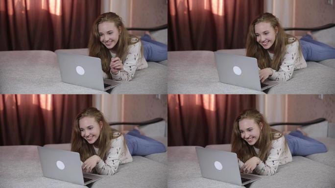 年轻开朗可爱的女孩在室内使用笔记本电脑
