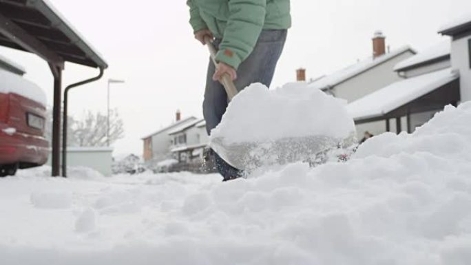 特写: 居民从人行道和前院清洁新鲜的冬季积雪
