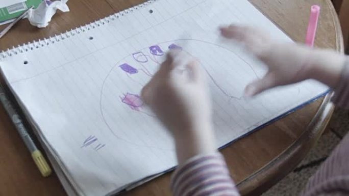 女孩在纸上画了一只手
