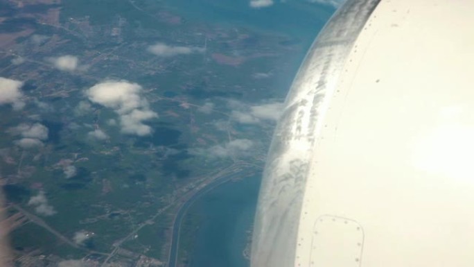 飞越河流云海高空机翼机舱窗外