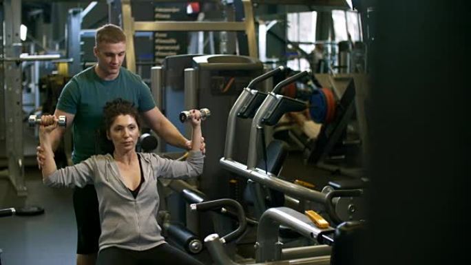 教练帮助妇女锻炼