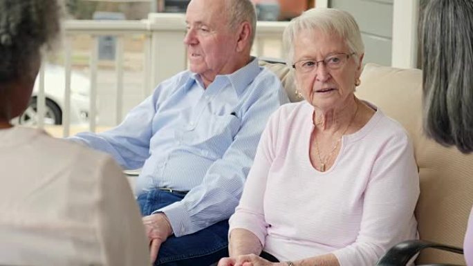细心的成年夫妇与退休社区的朋友讨论一些事情