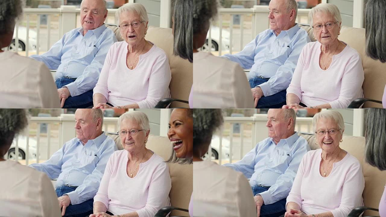 细心的成年夫妇与退休社区的朋友讨论一些事情