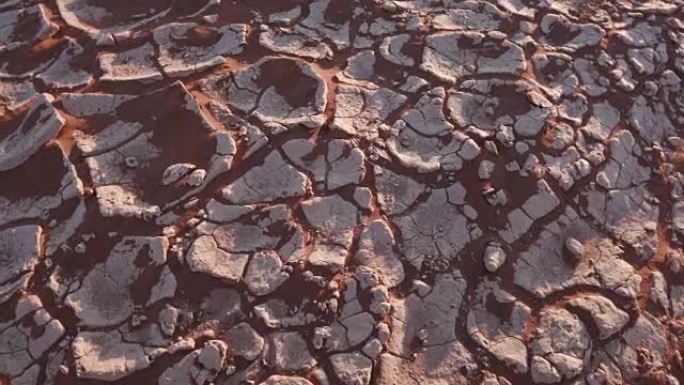纳米布-瑙克鲁夫特国家公园内干燥裂缝泥浆的4k平移镜头