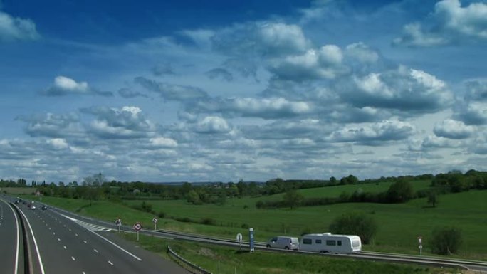 高速公路上空奇妙的云朵稍纵即逝