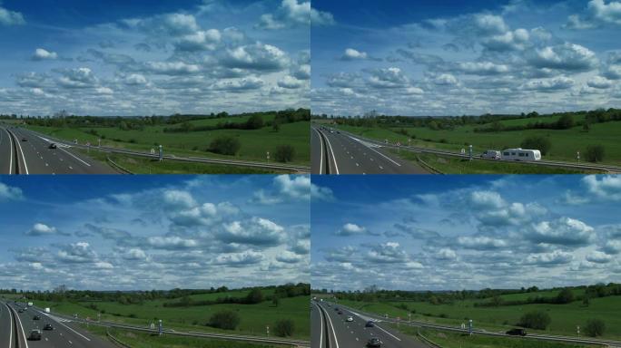 高速公路上空奇妙的云朵稍纵即逝