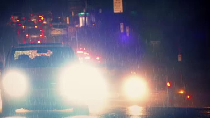 雨夜在高速公路上行驶的汽车