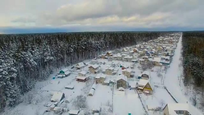 冬季森林中的小村庄。空中，顶视图