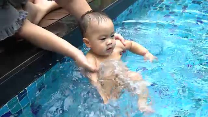 游泳池里的男婴