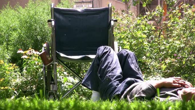 （HD1080i）世界路过，一名轮椅男子在公园休息
