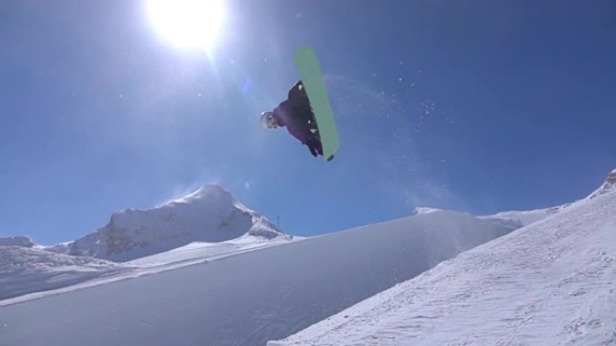 慢动作: 年轻的职业滑雪者在半管雪公园里跳过太阳
