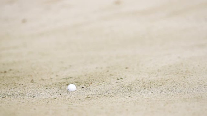 慢动作高尔夫从沙坑中打出