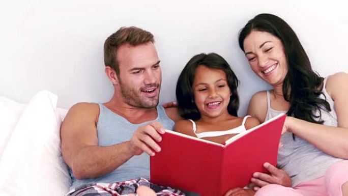 可爱的家庭在床上看书
