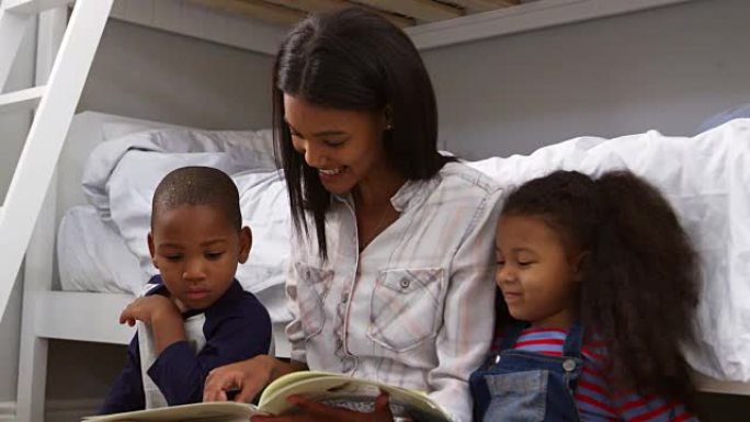 母亲在卧室里给孩子们读故事