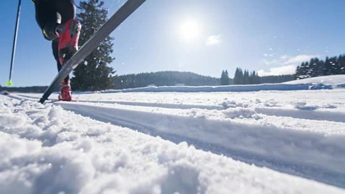 在平行凹槽滑雪道上的越野滑雪者