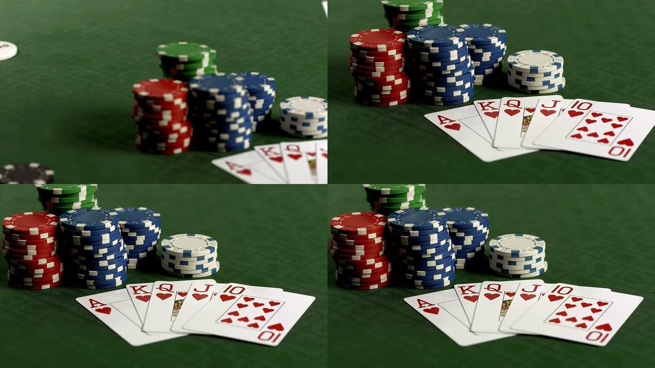 高清多莉: 扑克桌上的皇家同花顺牌