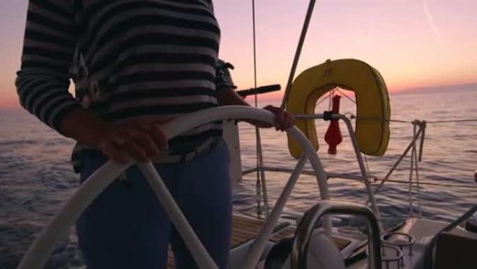 MS在日落时驾驶帆船
