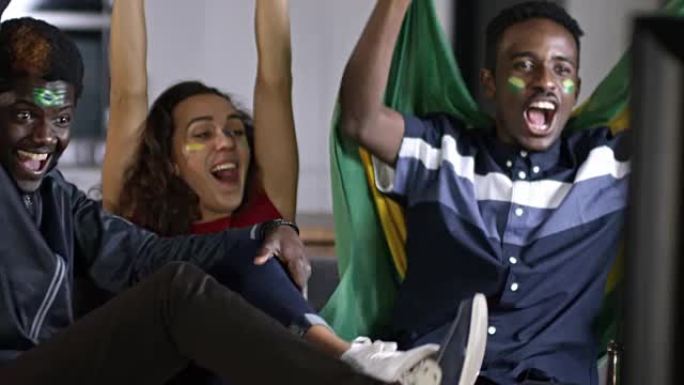 巴西球迷看电视比赛庆祝胜利