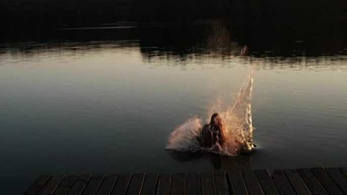 年轻人跳入湖中。休闲游戏