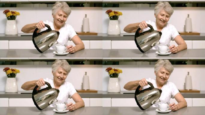 退休妇女将水壶中的开水倒入杯子中