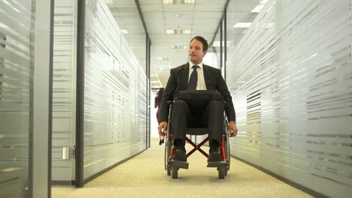 HD DOLLY: 坐在轮椅上的商人上班
