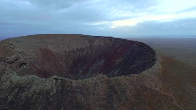 AERAL: 飞越一个巨大的火山口的边缘