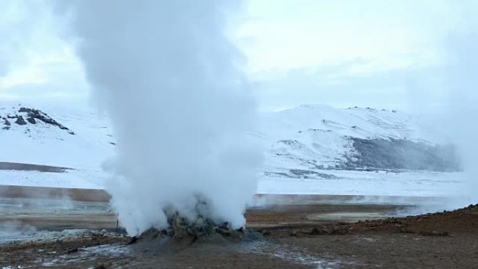 平移镜头: 冰岛克拉夫拉的地热区Myvatn湖