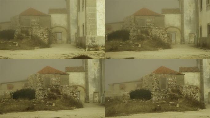 被雾覆盖的古老修道院建筑