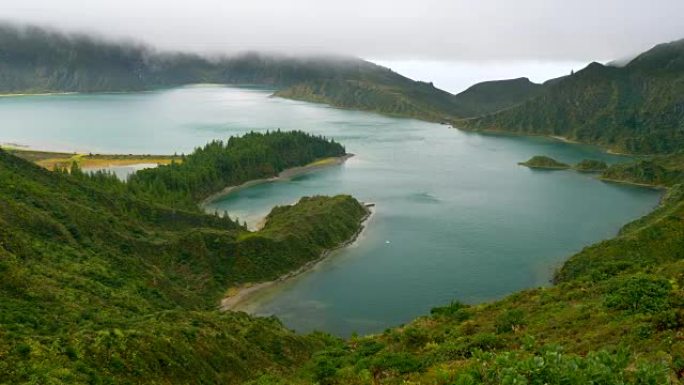 Lagoa do Fogo (火湖/泻湖)，位于亚速尔群岛葡萄牙群岛圣米格尔岛中心的火山口湖。全景拍