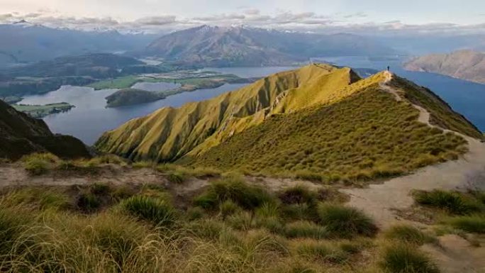 新西兰瓦纳卡湖罗伊山的山顶徒步旅行，延时运动，多莉从左到右拉屎
