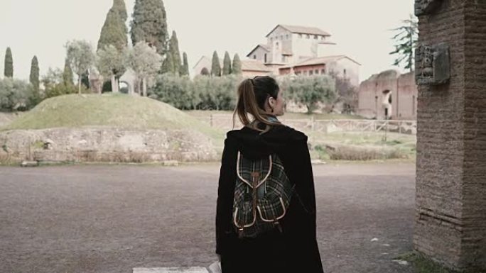 漂亮的年轻女孩正在意大利罗马散步，看着一件古董。游客正在探索古老的遗迹