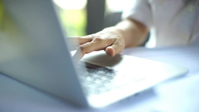 女人在笔记本电脑键盘上使用和打字