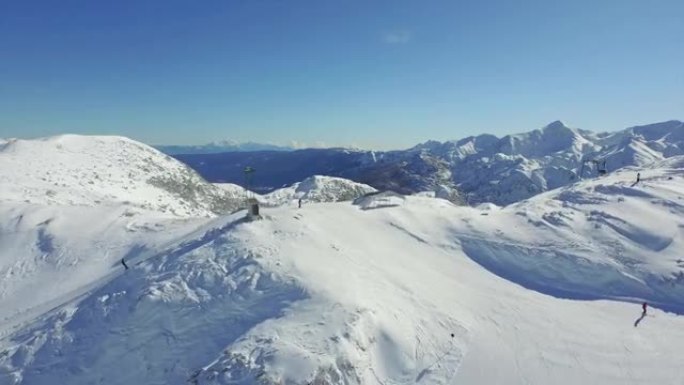 空中: 人们在高山滑雪胜地滑雪