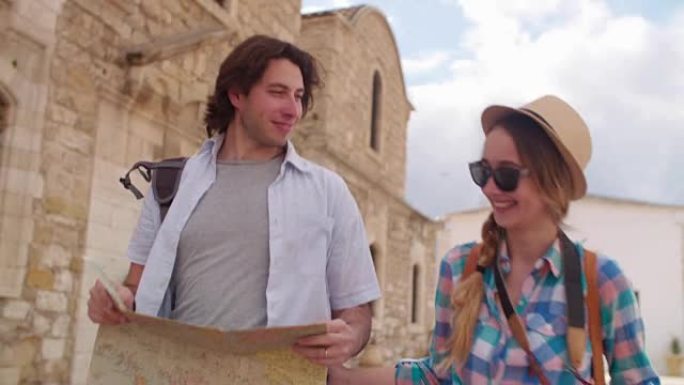 年轻夫妇带着地图探索欧洲古老的传统城镇