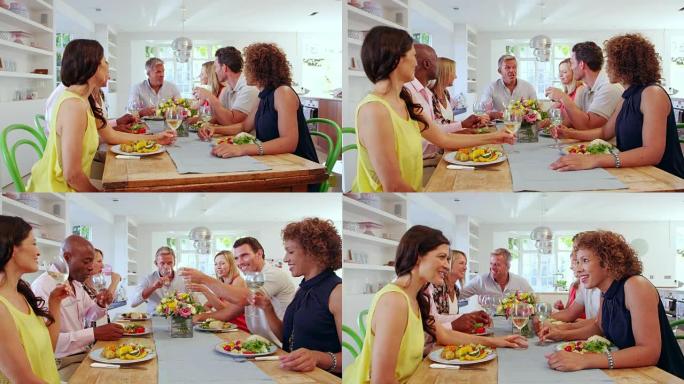 在R3D上拍摄的晚宴上，成熟的朋友在餐桌旁