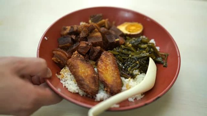 供应香港菜的2张照片，蔬菜烤猪肉和米饭煮鸡蛋