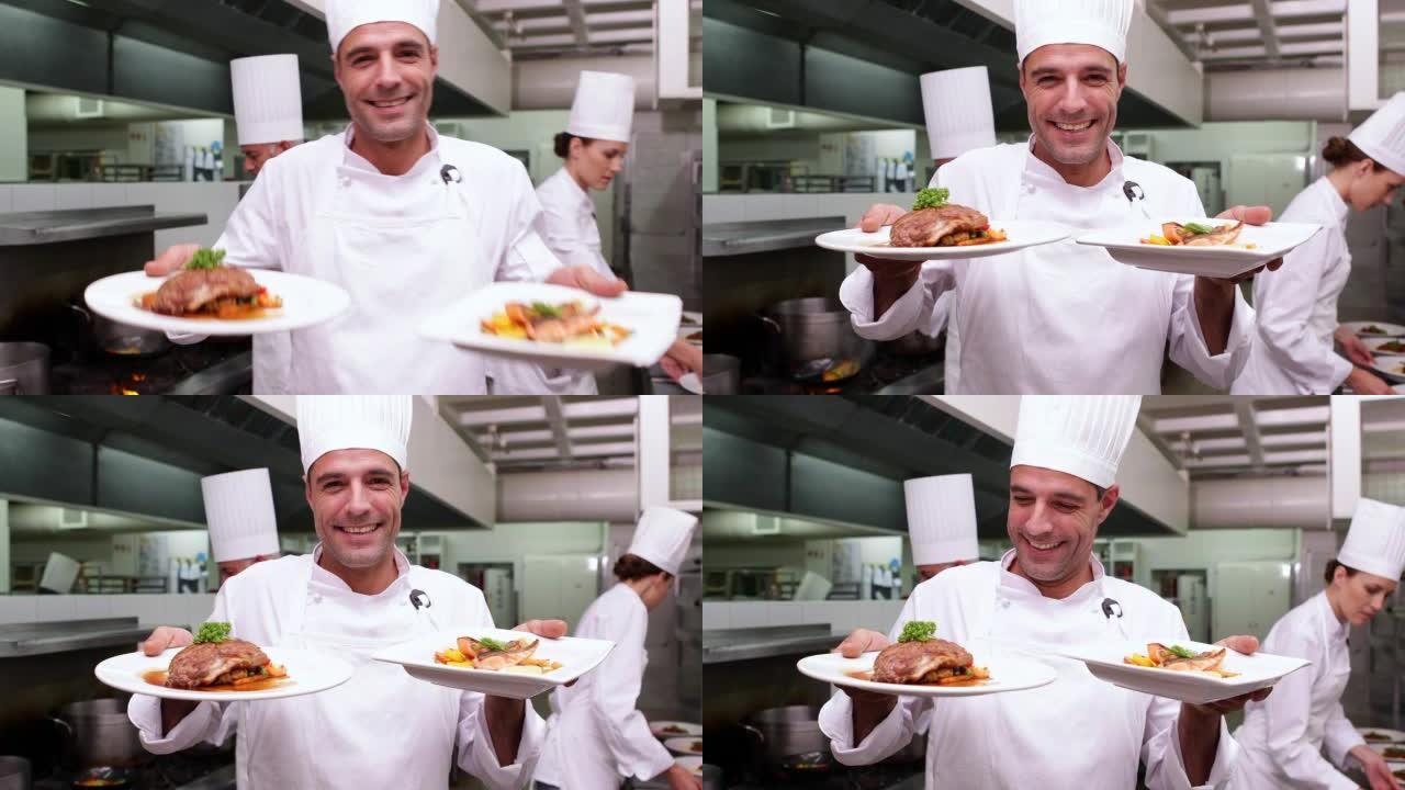 微笑的英俊厨师向相机展示两道菜