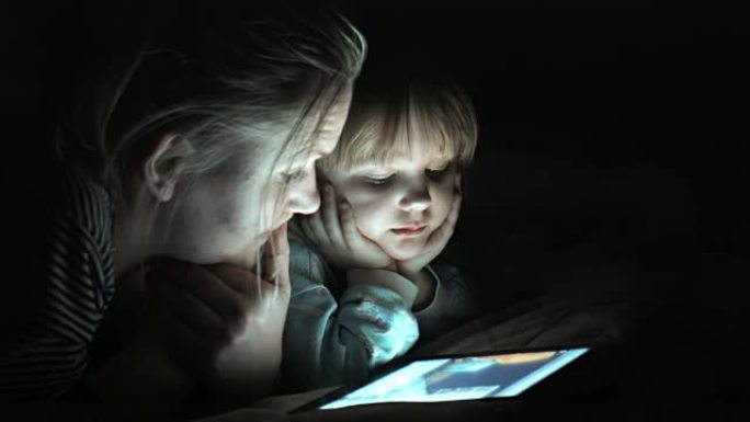 马瑟和女儿在平板电脑上看电影