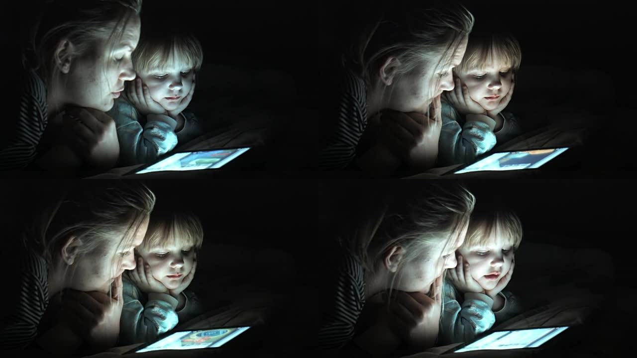 马瑟和女儿在平板电脑上看电影