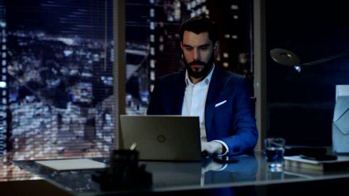 一个商人在他的私人办公室里用笔记本电脑工作，可以看到大城市的窗户。