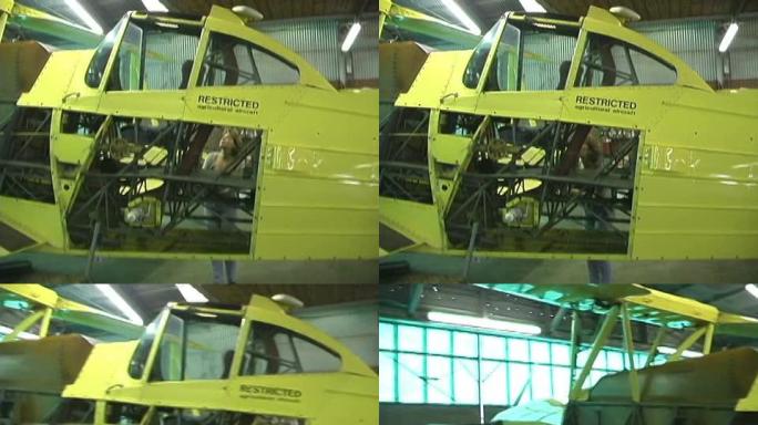 一名女子看着正在建造的飞机