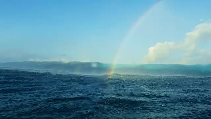 海洋喷雾彩虹